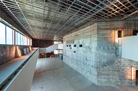23.06.2022: Blick von der Galerie zur Saalrückseite.