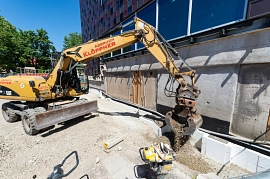 23.06.2022: Westseite - Baugraben wird nach Dämmung mit Schotter verfüllt.