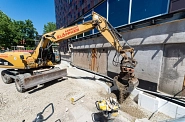 23.06.2022: Westseite - Baugraben wird nach Dämmung mit Schotter verfüllt.