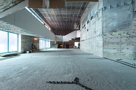 24.07.2022: Blick ins Foyer, in dem Risse im Boden mit Zwei-Komponenten-Kunstharz repariert werden.