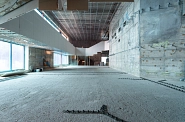 24.07.2022: Blick ins Foyer, in dem Risse im Boden mit Zwei-Komponenten-Kunstharz repariert werden.