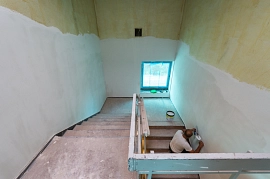 24.07.2022: Blick ins Treppenhaus, wo die Wände verputzt werden