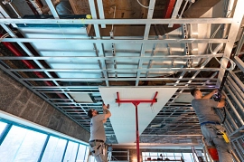 24.11.2022: Verkleidung der Decke im Galeriegeschoss