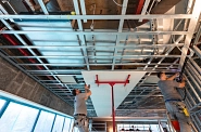 24.11.2022: Verkleidung der Decke im Galeriegeschoss