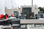 25.03.2021: Terrasse mit Bronze-Relief