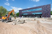 25.05.2023: Auf dem Vorplatz werden alte Fundamente ausgegraben und zerkleinert.
