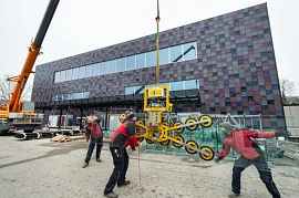 26.01.2023: Installation der Dachscheiben im neuen Vordach auf der Westseite