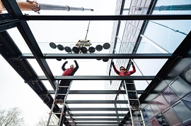 26.01.2023: Installation der Dachscheiben im neuen Vordach auf der Westseite