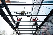 26.01.2023: Installation der Dachscheiben im neuen Vordach auf der Westseite