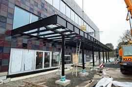 26.01.2023: Installation der Dachscheiben im neuen Vordach auf der Westseite