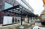 26.01.2023: Installation der Dachscheiben im neuen Vordach auf der Westseite