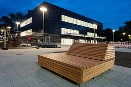 26.10.2023: neue Sitzbank auf dem Vorplatz