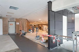 27.04.2023: Im Foyer im Erdgeschoss wird der Linoleumboden verlegt