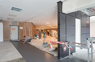 27.04.2023: Im Foyer im Erdgeschoss wird der Linoleumboden verlegt