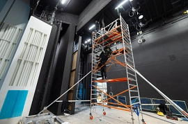 27.04.2023: Installation einer Seilwinde für die Schallsegel auf der Bühne
