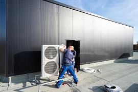 27.10.2022: Installation eines Klimaaußengerätes für die Technik der Regieräume auf dem Hallendach