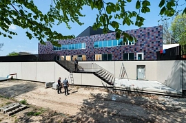 28.04.2022: Blick auf die Ostseite, wo am Terrassengeländer gearbeitet wird