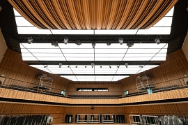 29.09.2023: Saal mit Lichtmodulen unter der Decke