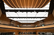 29.09.2023: Saal mit Lichtmodulen unter der Decke