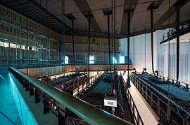 30.03.2023: Blick vom Rang über das neue Geländer hinweg in den Saal.