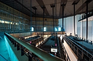30.03.2023: Blick vom Rang über das neue Geländer hinweg in den Saal.