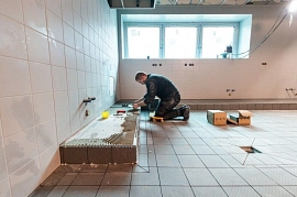 31.03.2022: Fliesen werden verlegt