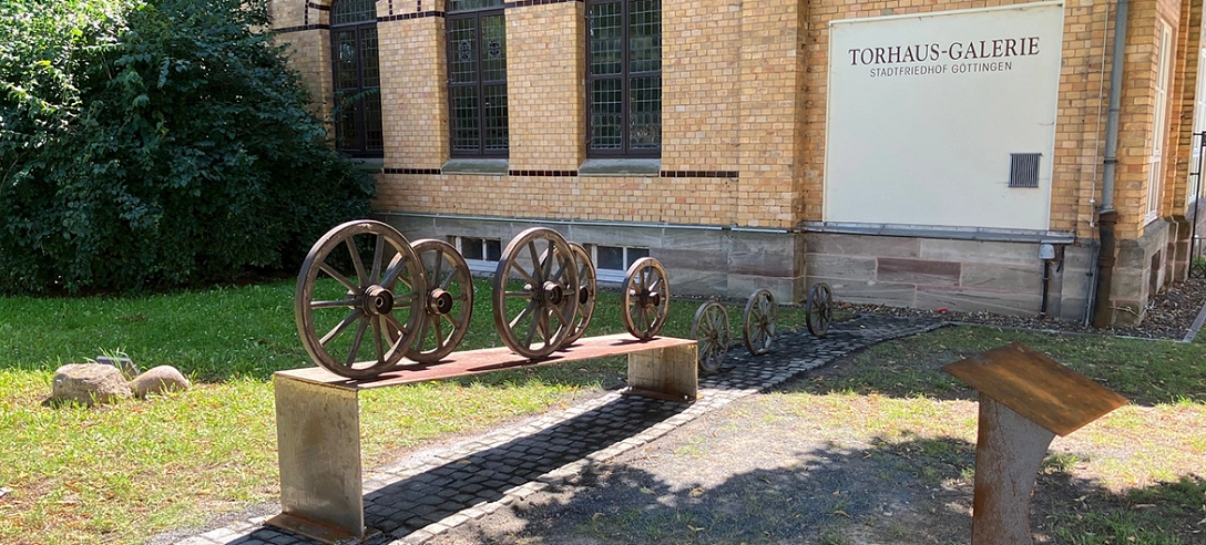 Skulptur "Chaussee der Erinnerung" am Torhaus zeigt Skulptur aus Rädern und Metallrampe.&nbsp;&copy;&nbsp;Stadt Göttingen