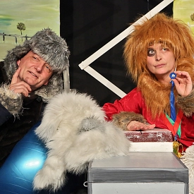 Zwei Puppenspieler mit Perücke und Mützen