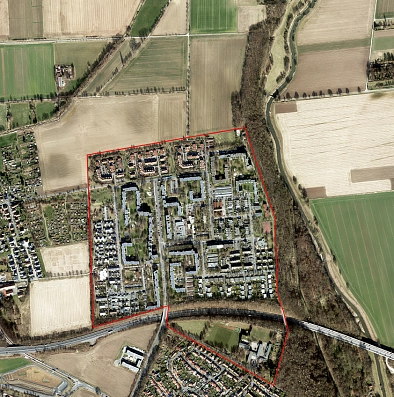 Luftbild Holtenser Berg mit Abgrenzung des Energetischen Quartiers durch eine rote Linie.