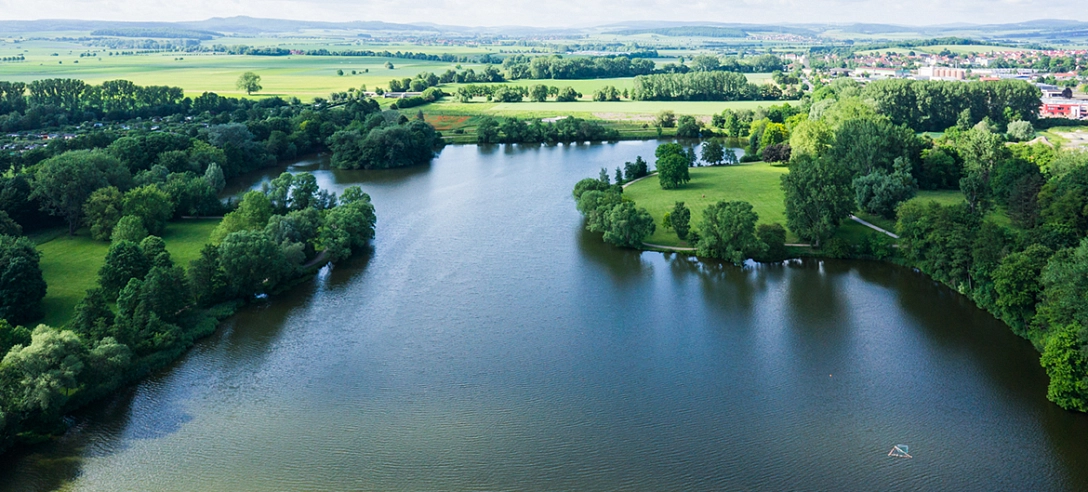Luftbild - Blick über den Kiessee