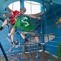 Kletternetz Zwei Kinder auf einem Kletternetz