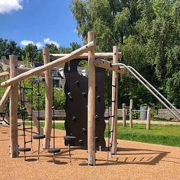 Kletterwand Spielgerät mit Kletterwand