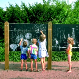 Malwand Kinder vor einer Malwand