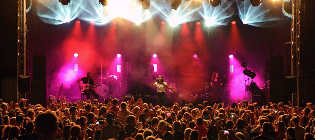 Open Air Festival im Kaiser-Wilhelm-Park. KWP-Festival: Im Vordergrund Publikum, im Hintergrund Musiker auf einer beleuchteten Bühne © Stadt Göttingen / Christoph Mischke