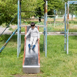 Rutsche Kind auf einer Rutsche