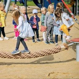 Slackline Kinder auf einer Slackline