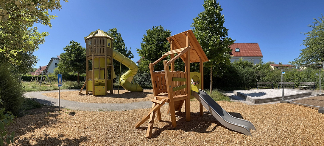 Spielplatz mit einem Kletterturm und einem Rutschenturm