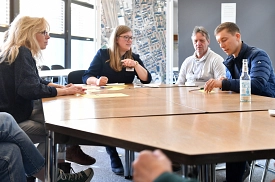 Teilnehmer*innen des Zukunftsforums Göttingen finalisieren mit Ina Metzner (Nexus Institut) ihre Diskussionsergebnisse.