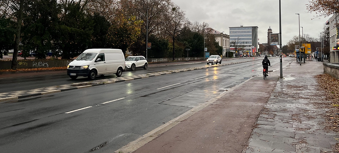 Weender Landstraße - Höhe Universität, Blick Richtung Süden/Innenstadt (bei Regen)