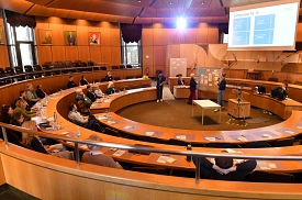 Vorstellung und Sammlung von Diskussionsergebnissen im Ratssaal der Stadt Göttingen.